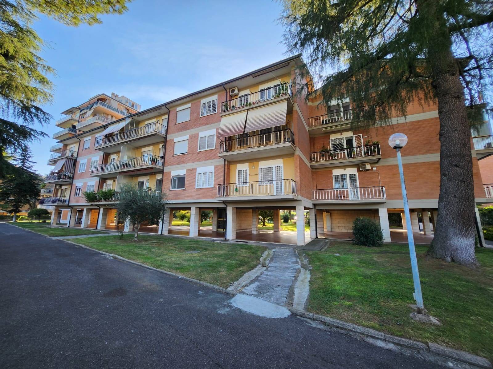 ROMA, CAPANNELLE, proponiamo in locazione appartamento di circa 90 mq con 25 mq di balconi sito al terzo ed ultimo piano di una palazzina in cortina all'interno di un comprensorio residenziale. 