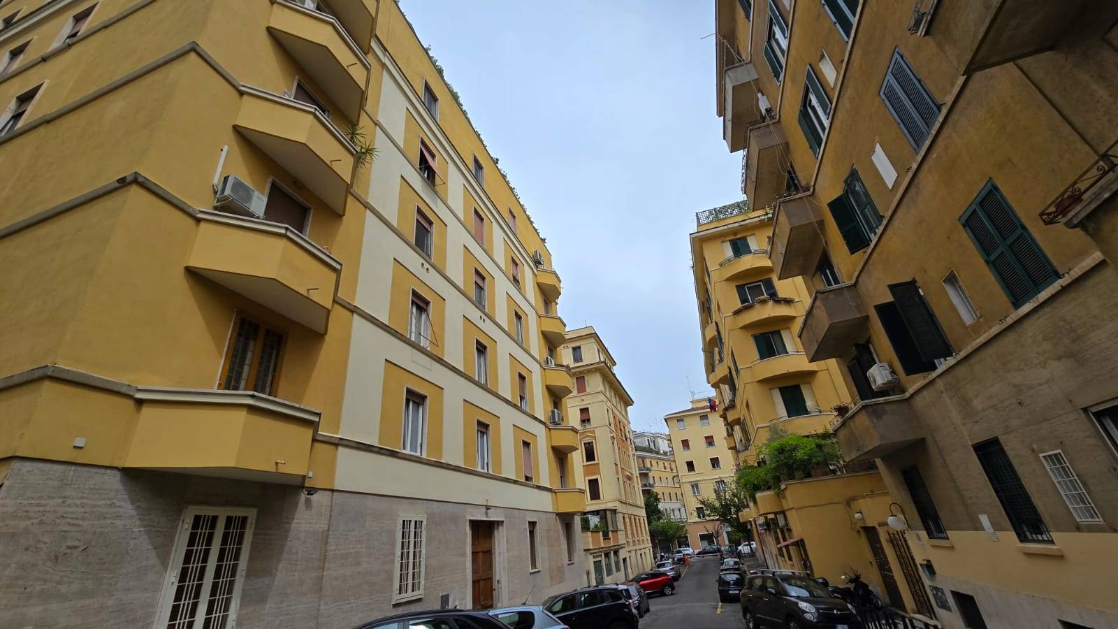 Zona Bologna più precisamente a Via Polesine a 900 mt a piedi dall'Università la Sapienza proponiamo in affitto appartamento ristrutturato di 120 mq 