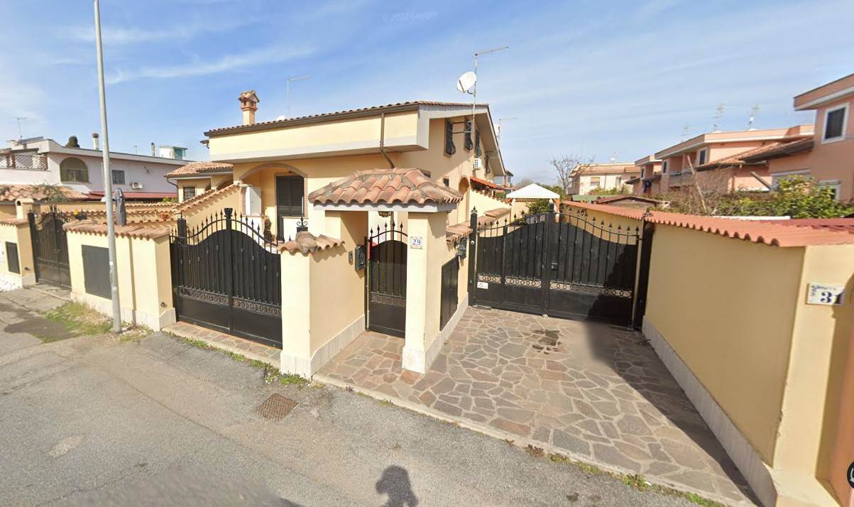 FIUMICINO-ISOLA SACRA, a pochi minuti dall'aereoporto Leonardo Da Vinci e dall'uscita dell'autostrada Roma-Fiumicino, precisamente in Via Edmondo Buccarelli, affittasi Villa a schiera su 2 livelli di 