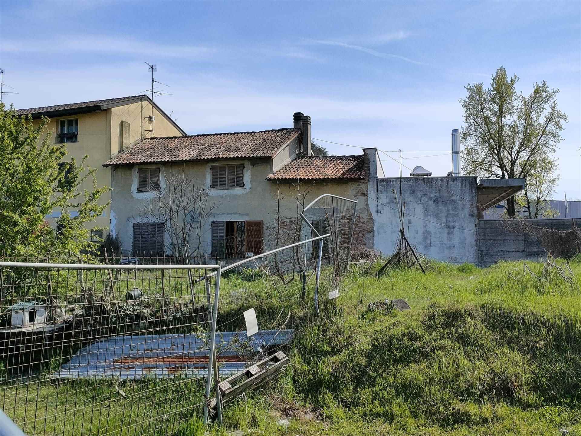 SEMICENTRO, LODI, Semi detached house for sale of 160 Sq. mt., Habitable, Heating Individual heating system, Energetic class: G, placed at Ground on 
