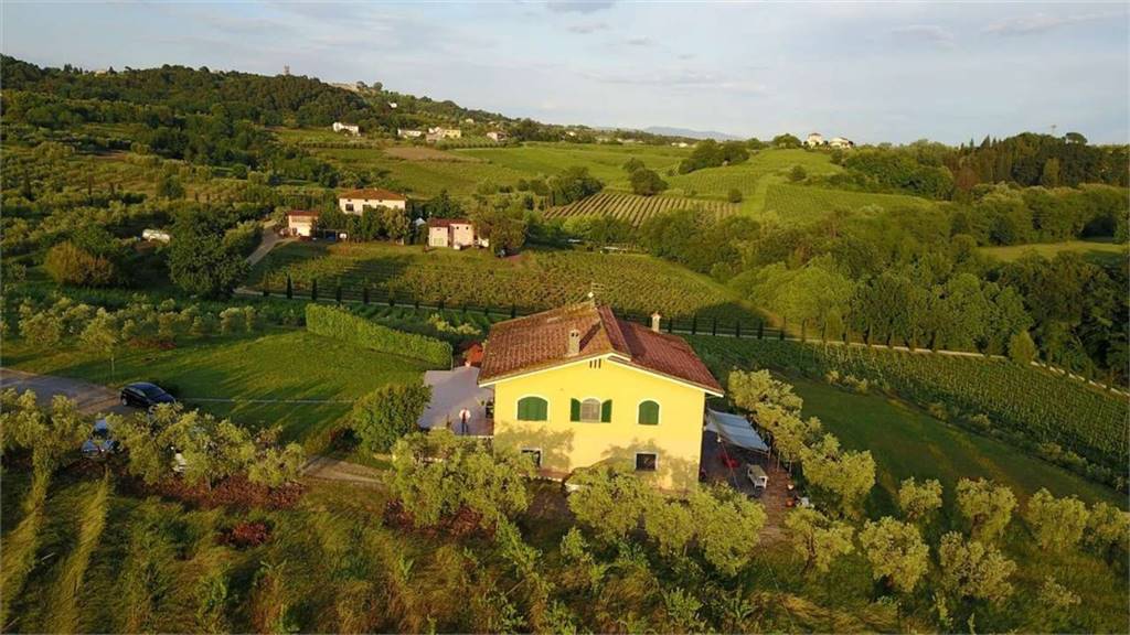 Villa in Via di s. Giuseppe Montecarlo in zona San Giuseppe a Montecarlo