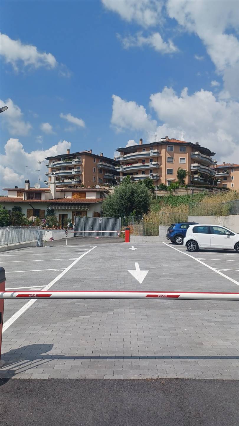 Garage / Posto auto in Via Capoliveri a Roma
