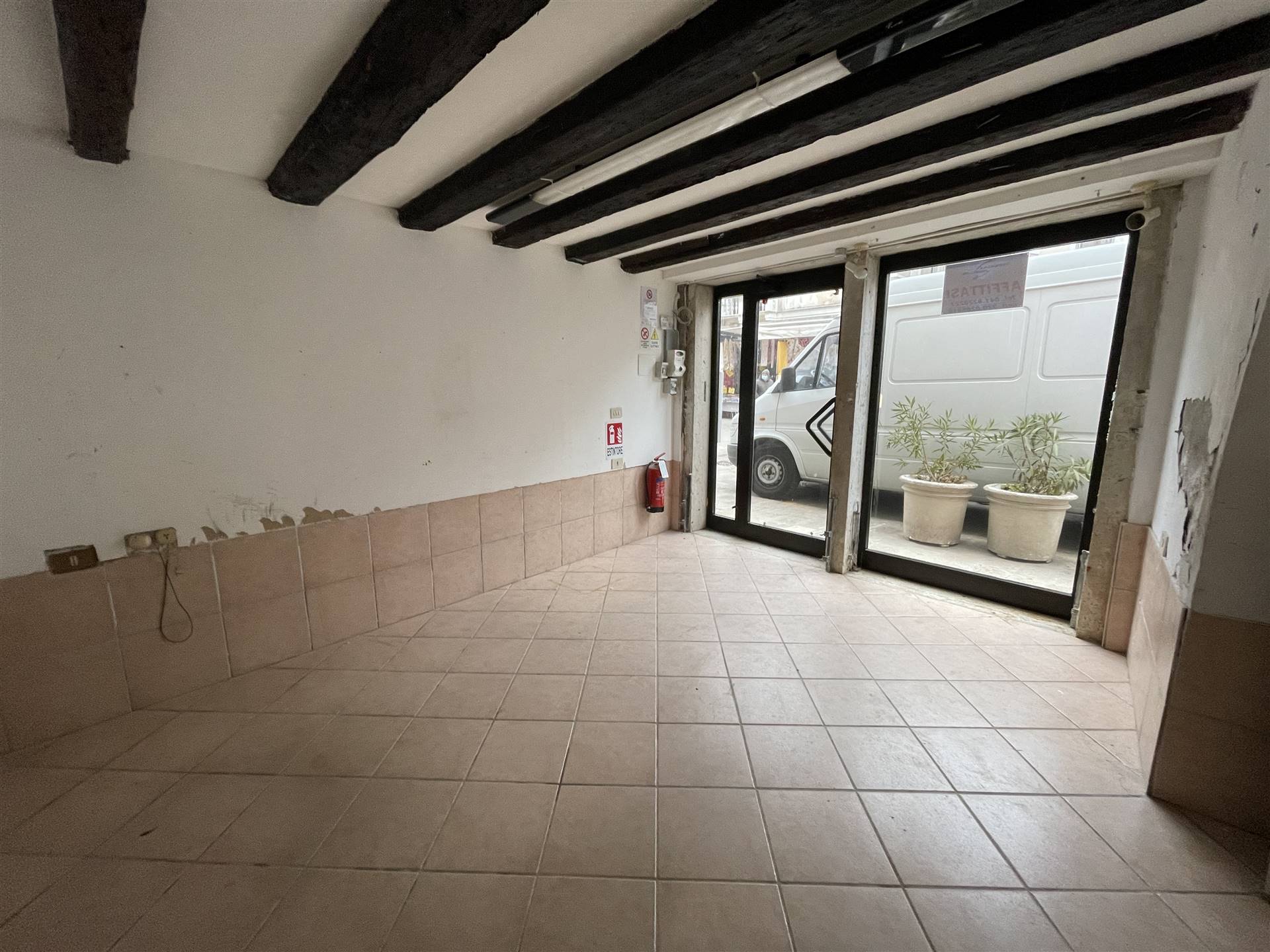CHIOGGIA CENTRO, CHIOGGIA, Shop for rent of 15 Sq. mt., Good condition, Energetic class: G, placed at Ground on 3, composed by: 1 Room, Price: € 500