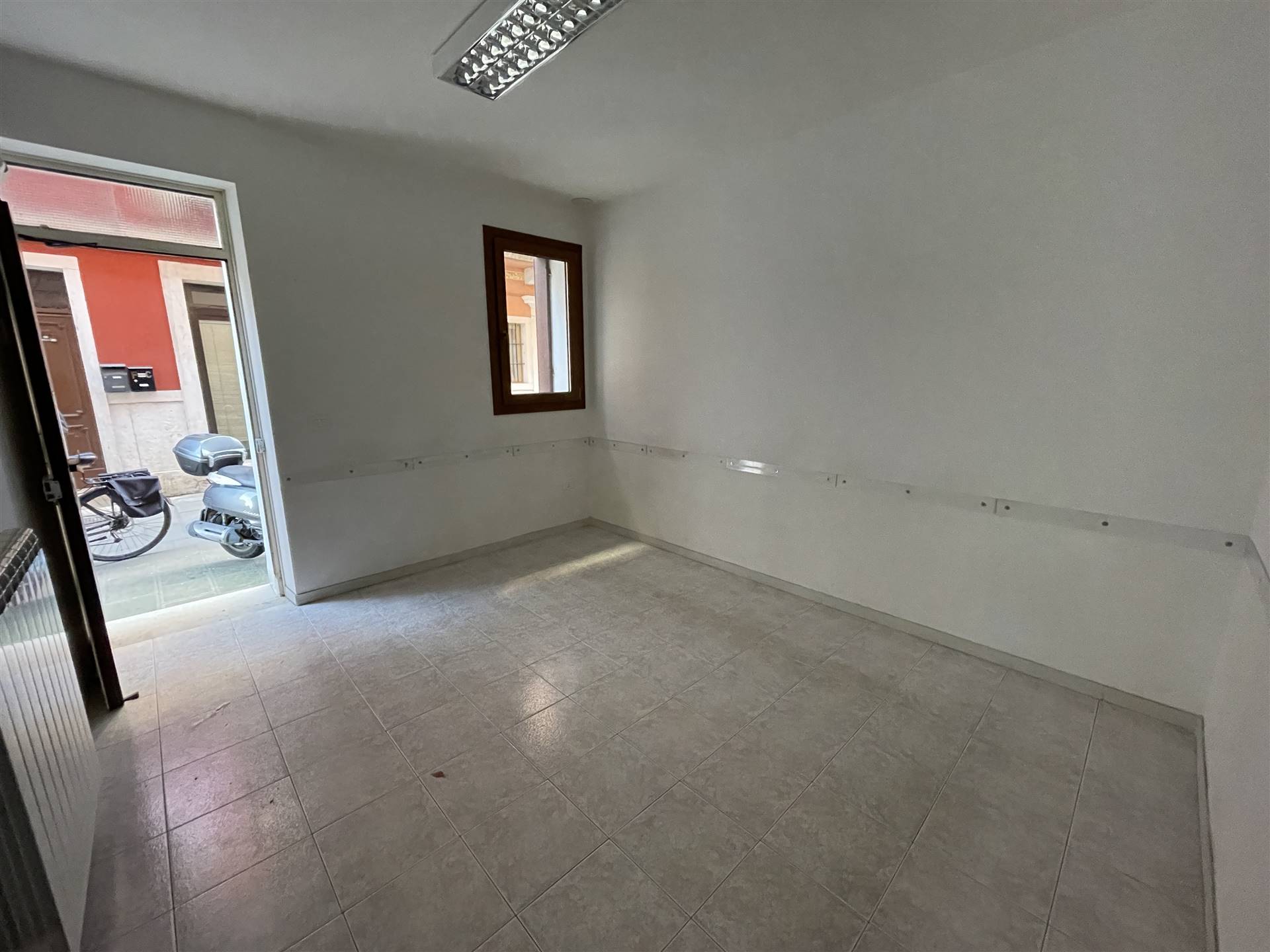 CHIOGGIA CENTRO, CHIOGGIA, Shop for rent of 35 Sq. mt., Good condition, Energetic class: G, placed at Ground on 3, composed by: 2 Rooms, 1 Bathroom, 