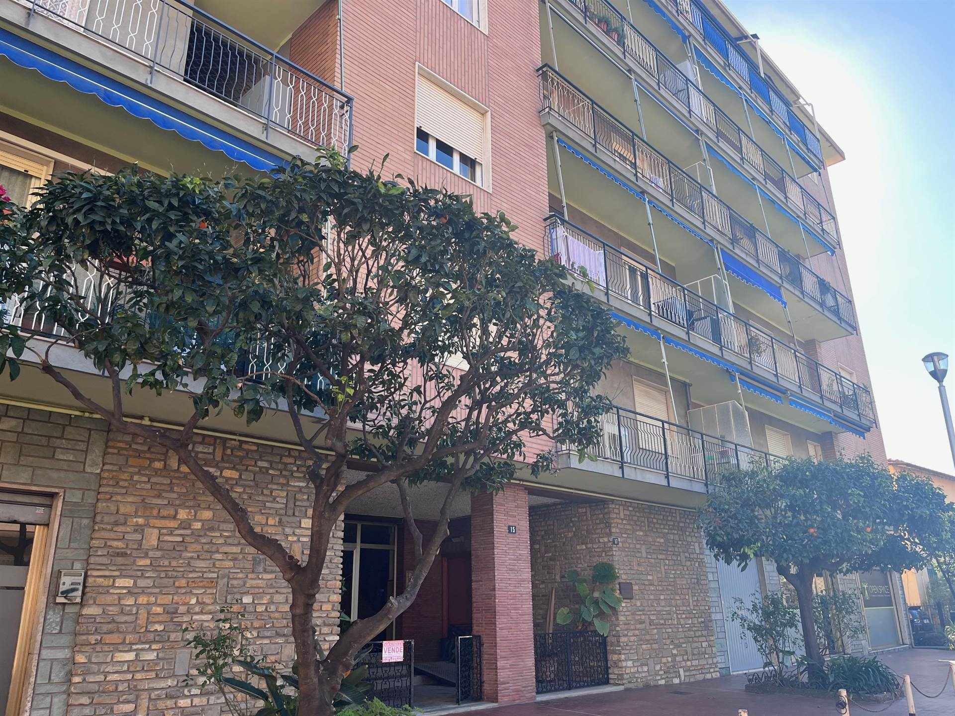 In vendita a Vallecrosia, proponiamo un appartamento di 75 mq circa situato al terzo piano di un edificio con ascensore. L'immobile è composto da tre 