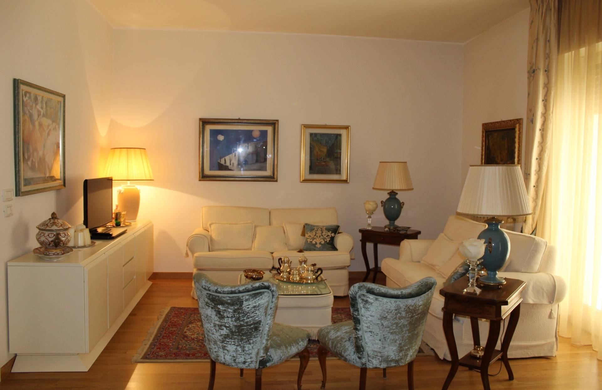In Via Piemonte proponiamo la vendita di un elegante appartamento completamente ristrutturato posto al 3 ° piano di un condominio della superficie 