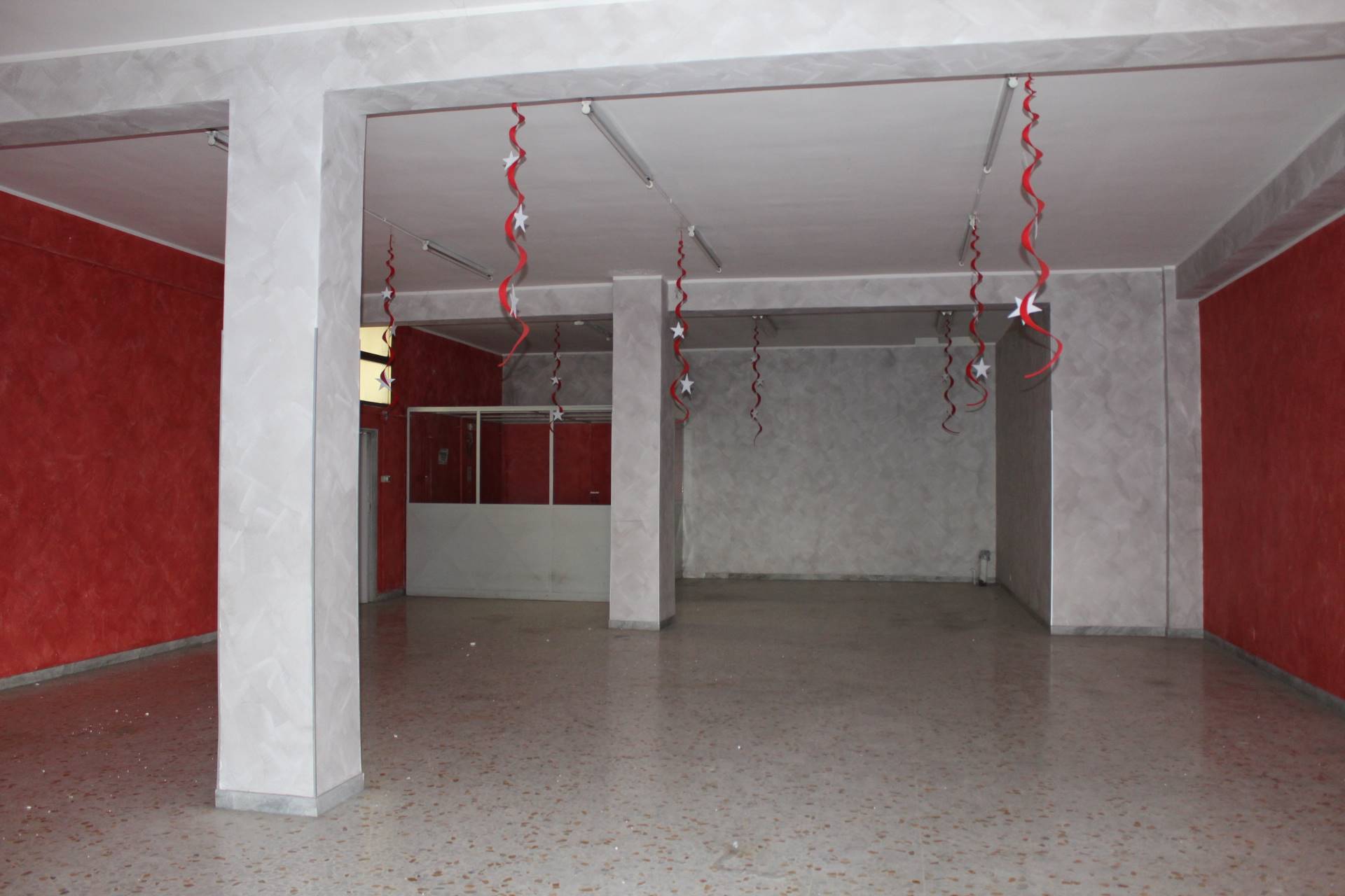 In Corso Garibaldi proponiamo la vendita di un spazioso locale commerciale della superficie complessiva di Mq.145. Il locale dispone di N.2 vetrine 