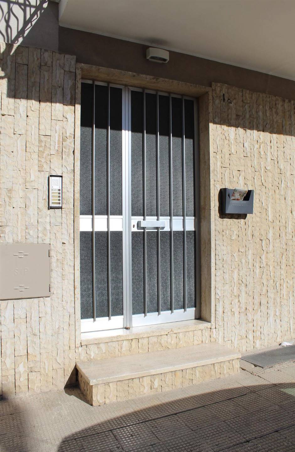 In Via Strabone, in posizione tranquilla e riservata, proponiamo la vendita di un luminoso appartamento posto al 3° piano di un condominio. 