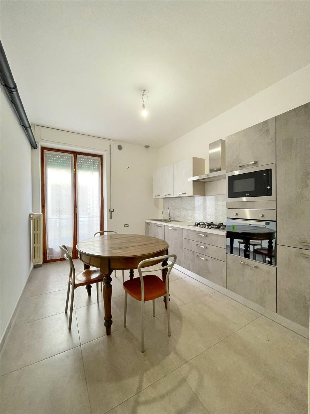 In zona centralissima, nei pressi di Corso San Sabino, proponiamo la vendita di un appartamento di recente ristrutturazione posto al 1° piano di un 