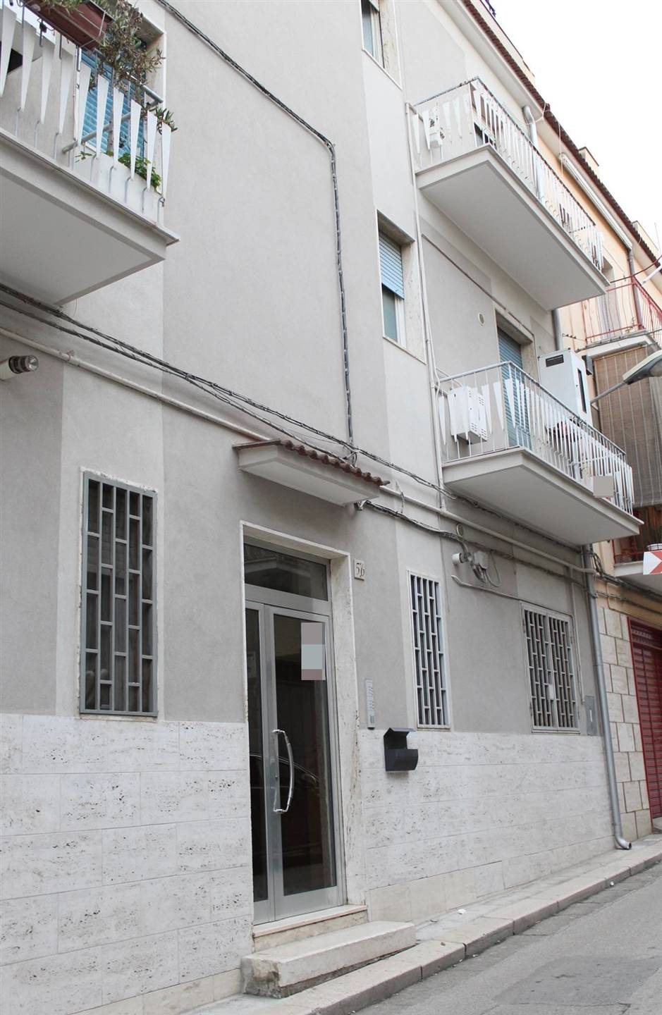 In Via Tito Livio, più precisamente una traversa di corso Garibaldi, proponiamo la vendita di un appartamento posto al 1° piano di un piccolo 