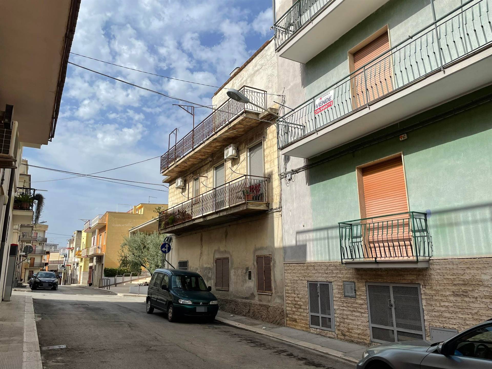 In Via Capri proponiamo la vendita di un appartamento posto al 2° piano di un condominio. L’abitazione di complessivi 115 Mq, presenta ambienti 
