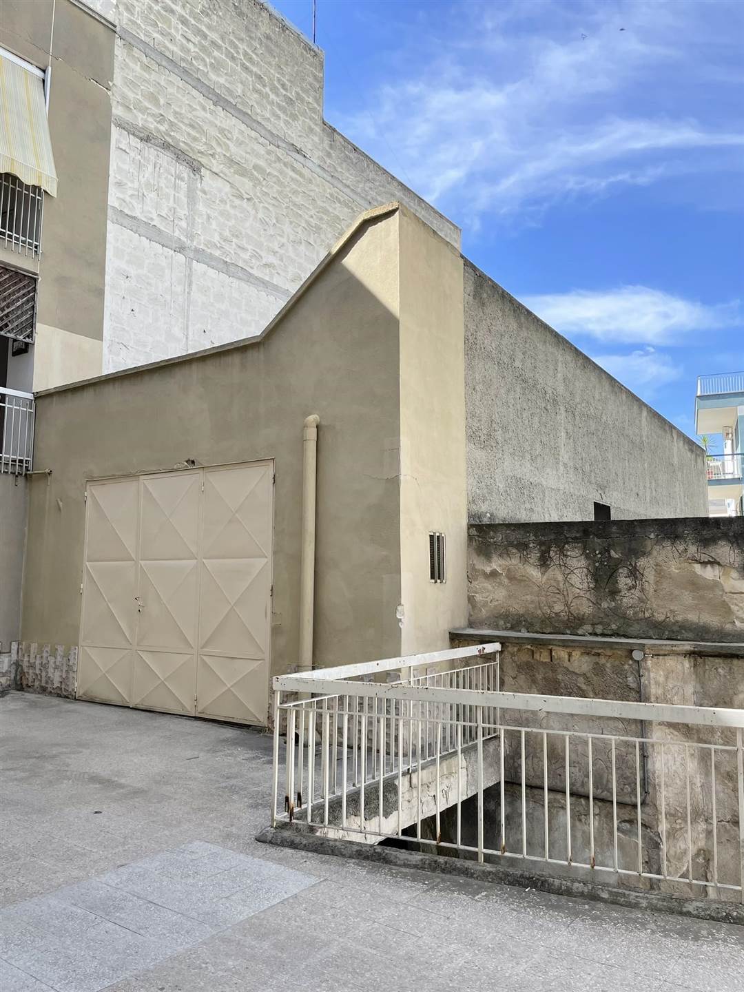 DESCRIZIONE: In Via Gustavo Modena, nei pressi di Corso Garibaldi, proponiamo la vendita di un ampio e comodo garage a piano terra, della superficie 