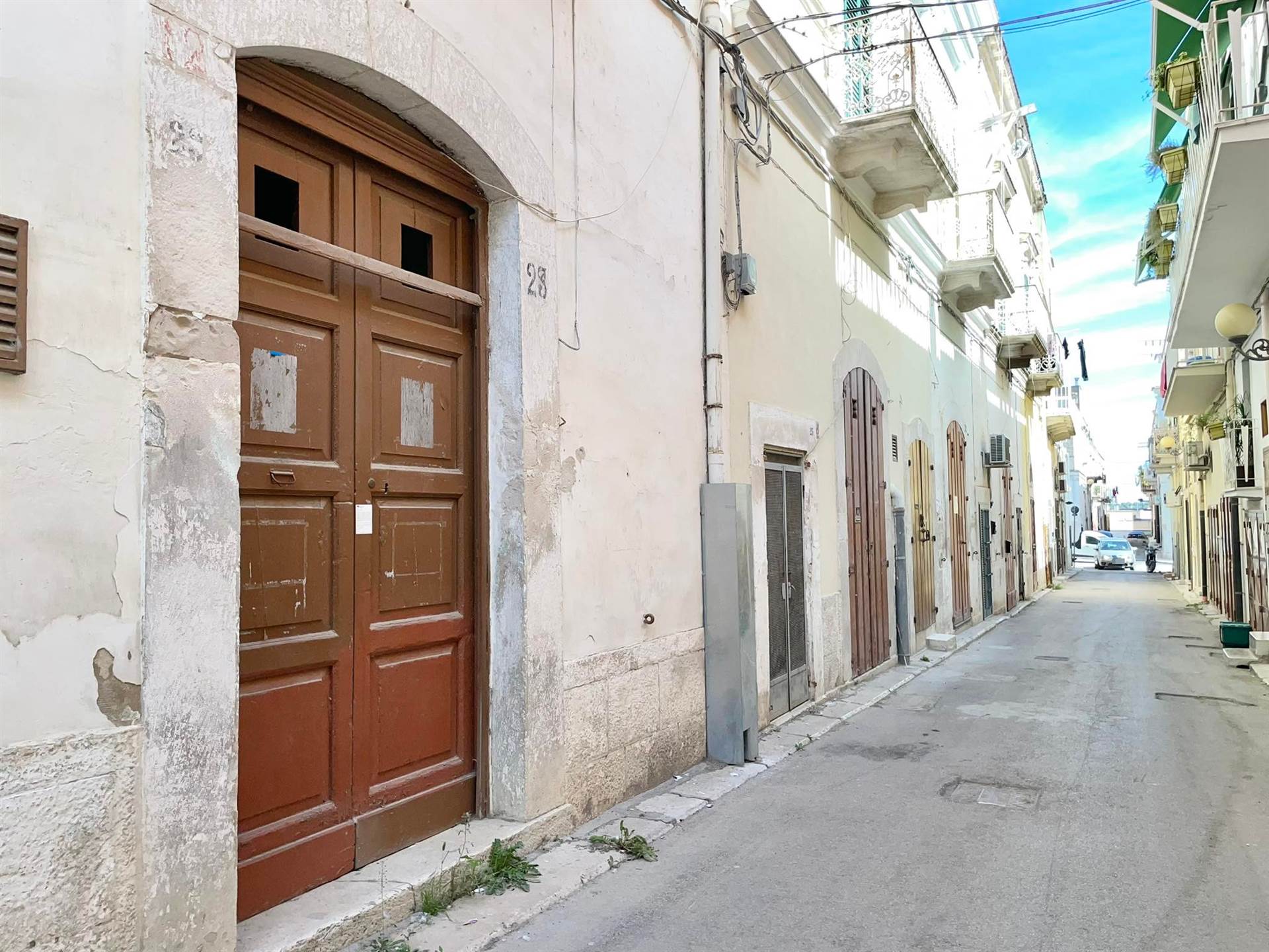 DESCRIZIONE: In una traversa del centralissimo Corso San Sabino, proponiamo la vendita di un’abitazione indipendente ubicata a piano terra, della 