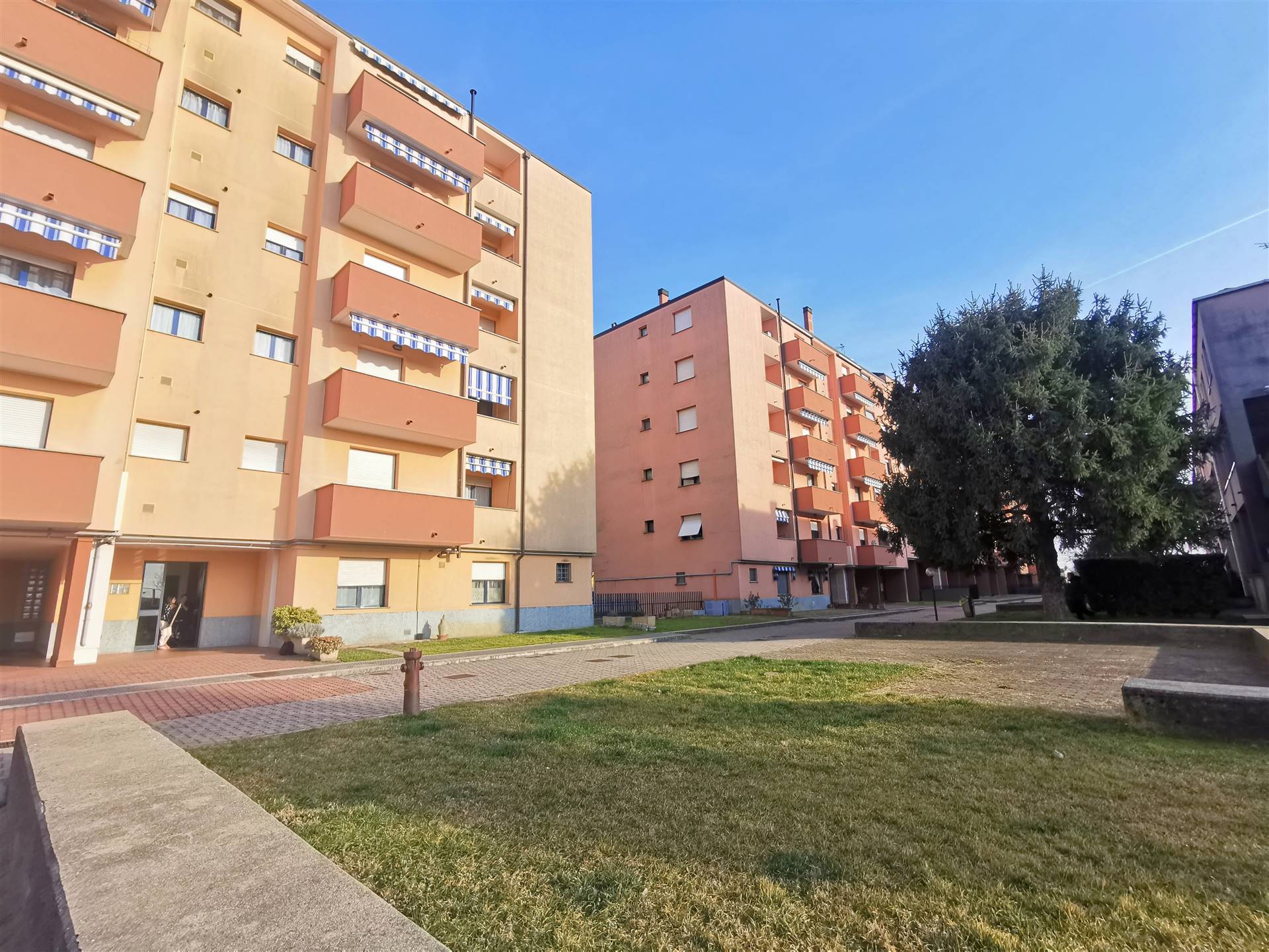MUGGIO', Apartment for sale of 90 Sq. mt., Habitable, Heating Individual heating system, Energetic class: B, placed at 2° on 5, composed by: 3 Rooms, 