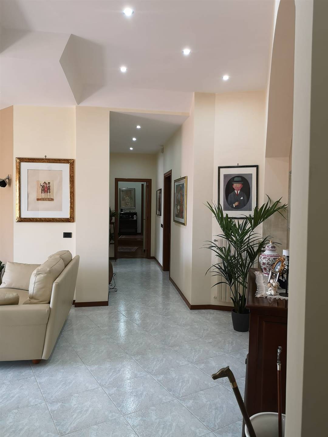 Appartamento sito in Salerno, località Pastena centro, alla Via Giovan Battista Amendola ed ubicato al 6° ed ultimo piano dello stabile. L'immobile 