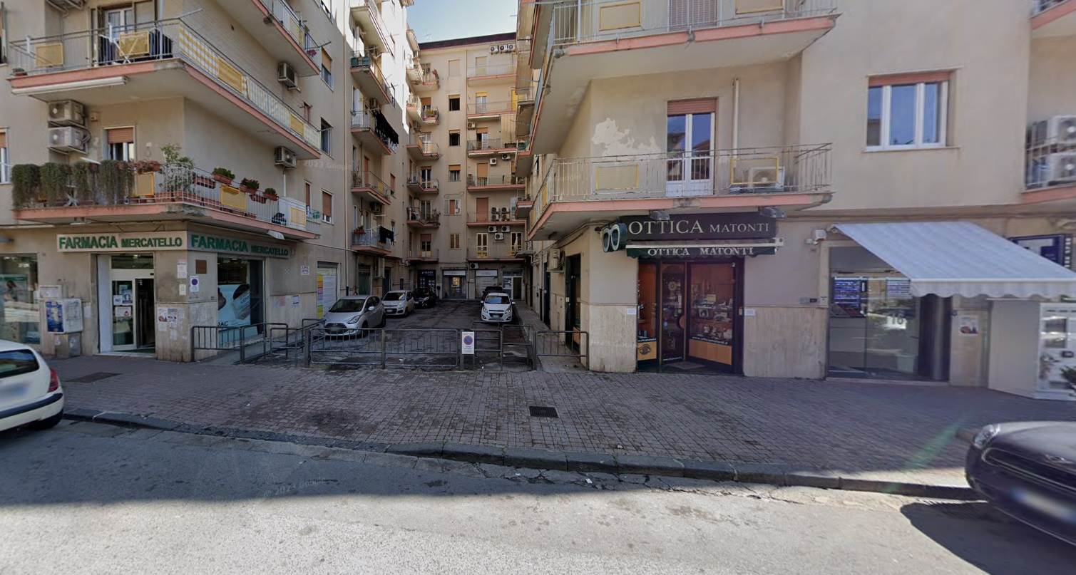 Su Via Trento, visibile dalla strada principale ma leggermente arretrato, proponiamo in vendita un locale commerciale della superficie di c.a 27 mq. 