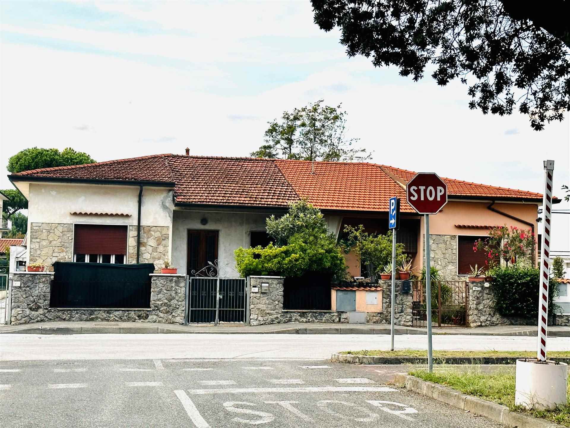 Villa bifamiliare in vendita a Camaiore Lucca Lido Di Camaiore