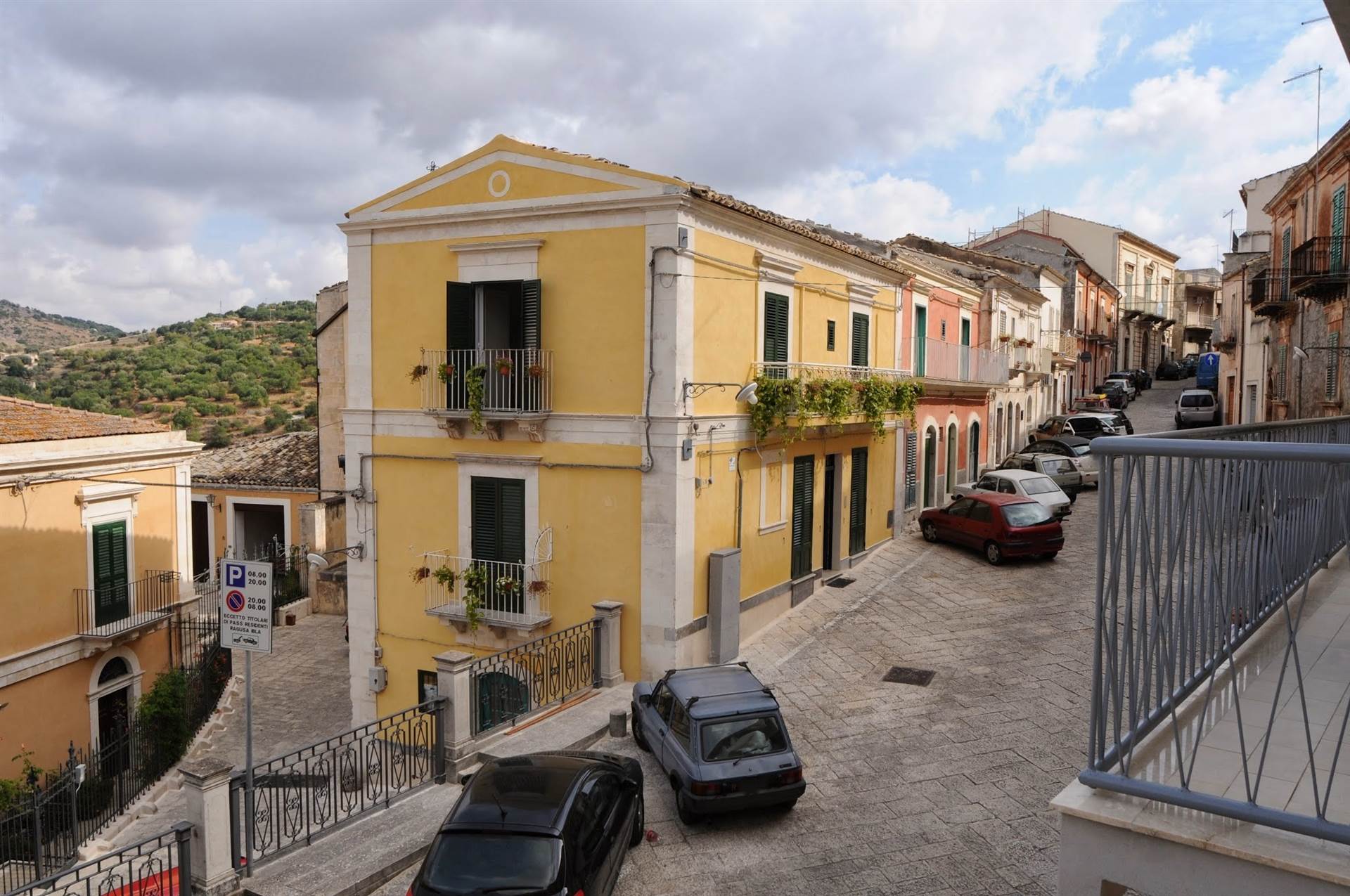 RAGUSA IBLA, VINTAGE BUILDING, IN A FIRST FLOOR POSITION, ADJACENT TO THE CHURCH OF SANT'AGNESE, FORMER ACCOMMODATION STRUCTURE, TOTAL APPROX. 210 