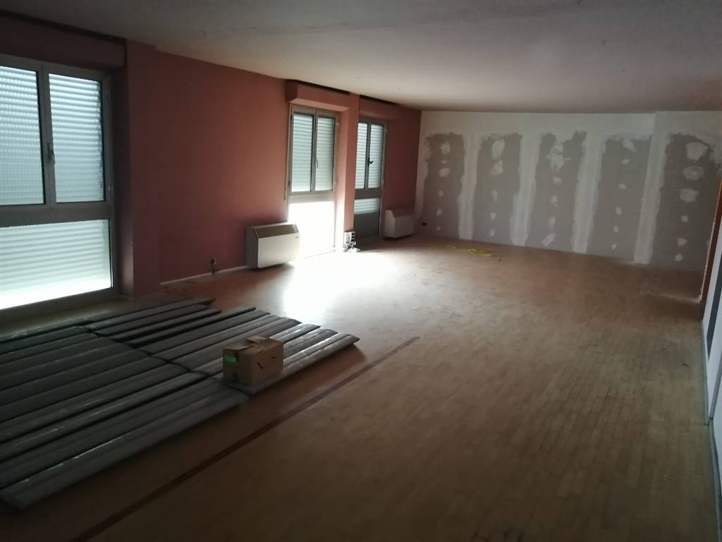 LA FONTINA, SAN GIULIANO TERME, Office for rent of 150 Sq. mt., Good condition, Heating Individual heating system, Energetic class: G, placed at 1° 