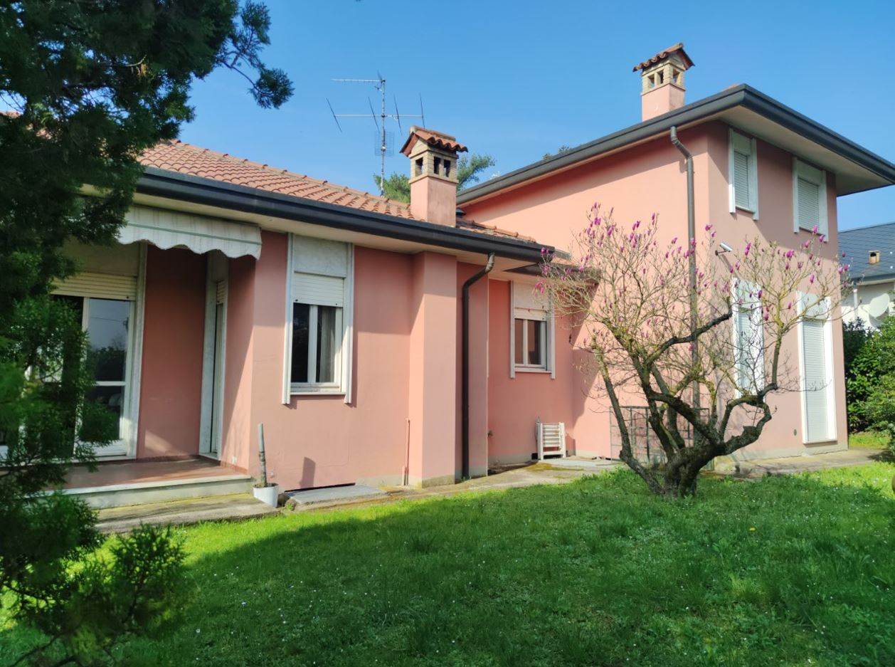 MONGUZZO, Single house for sale of 200 Sq. mt., Be restored, Heating Individual heating system, Energetic class: G, Epi: 271,89 kwh/m2 year, placed 