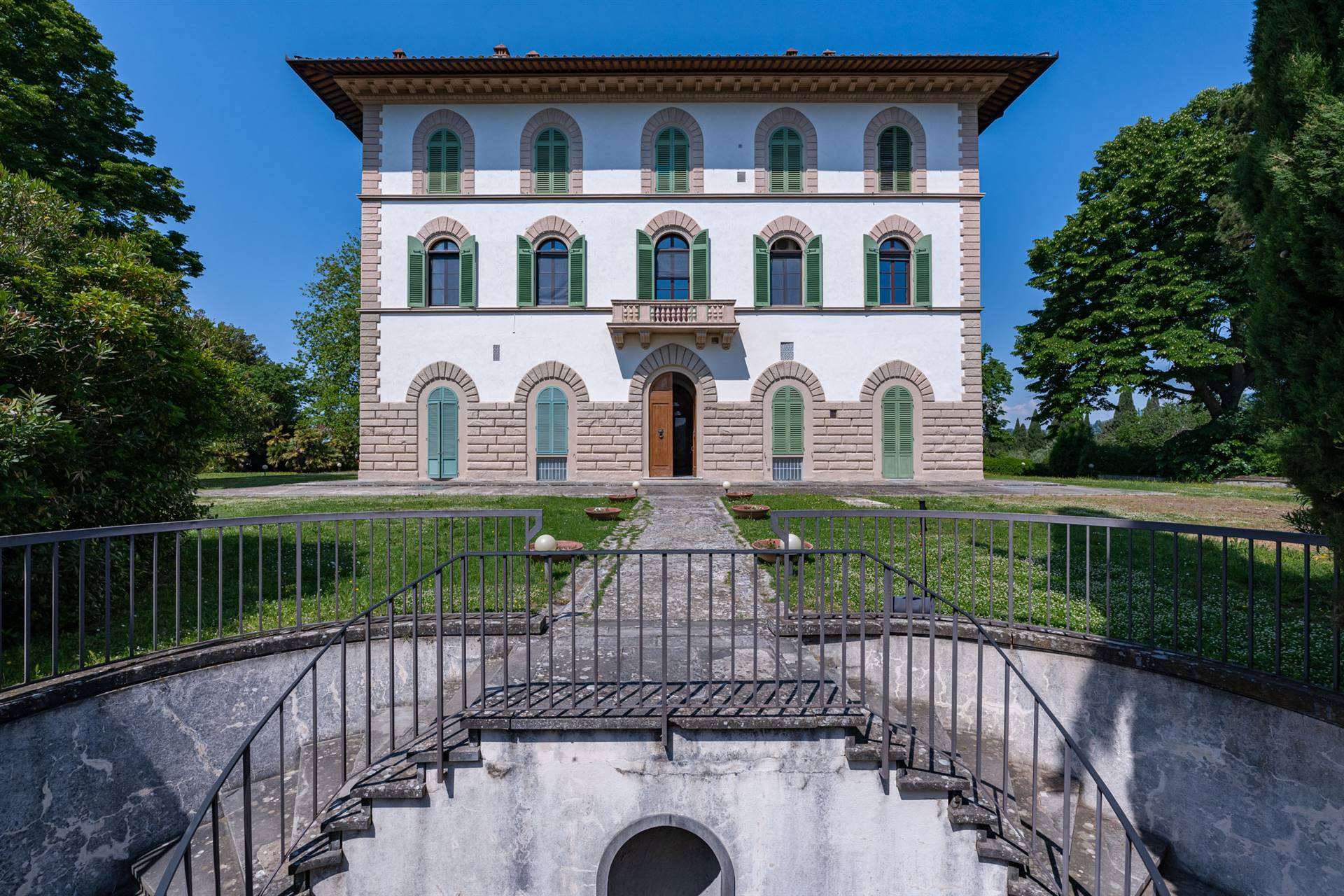 In the prestigious Villa Le Lune in S. Domenico, built in 1400 and still in its original splendour, we offer for sale an attic of about 200 sq.m. 