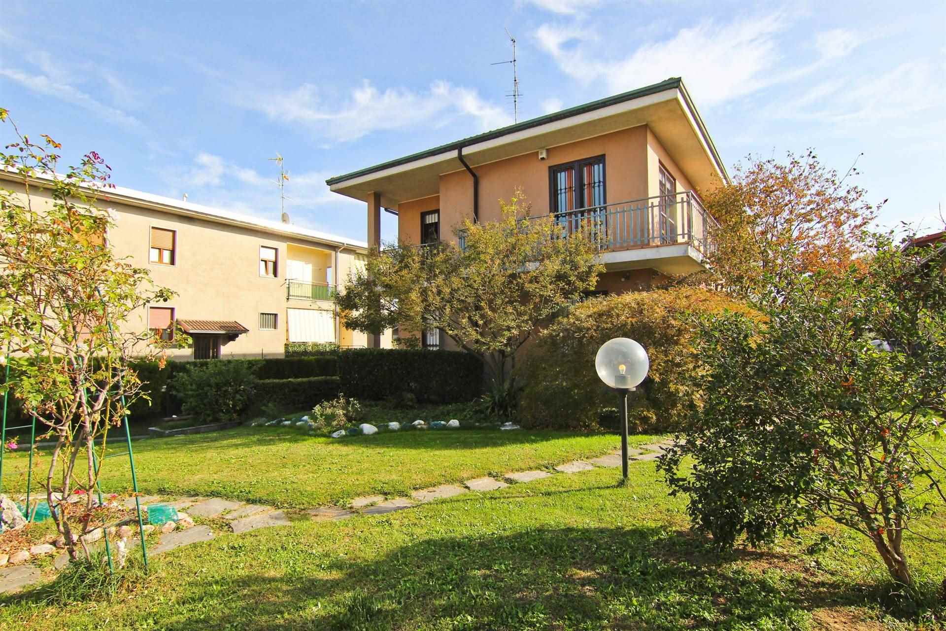 Villa bifamiliare in vendita a Cogliate Monza Brianza