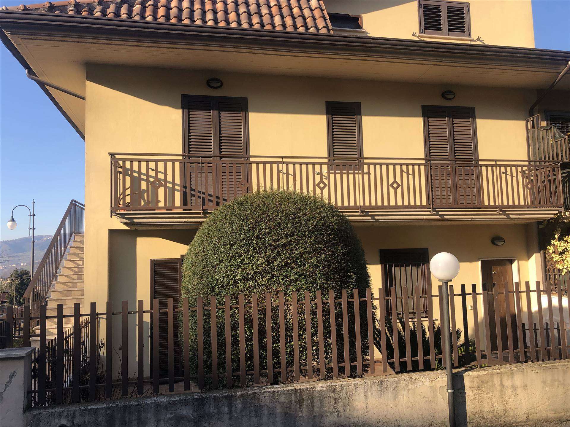 Casa semi indipendente in Parco Nicola Leone in zona Pratola a Pratola Serra
