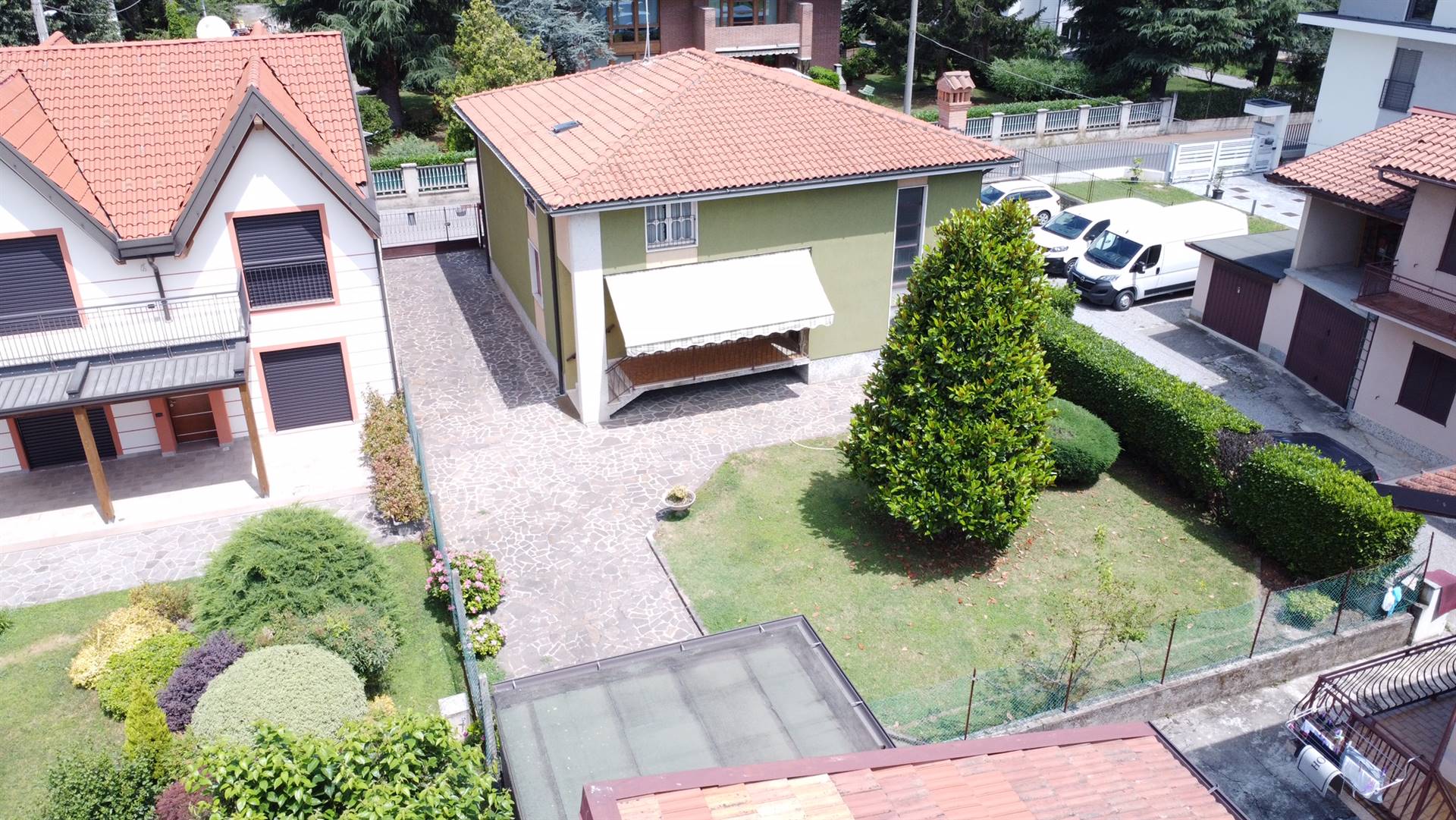 COLLEONI STUDIO IMMOBILIARE propone in vendita Villa SINGOLA totalmente INDIPENDENTE. L' immobile è dotato di abitazione al piano terra con grande 