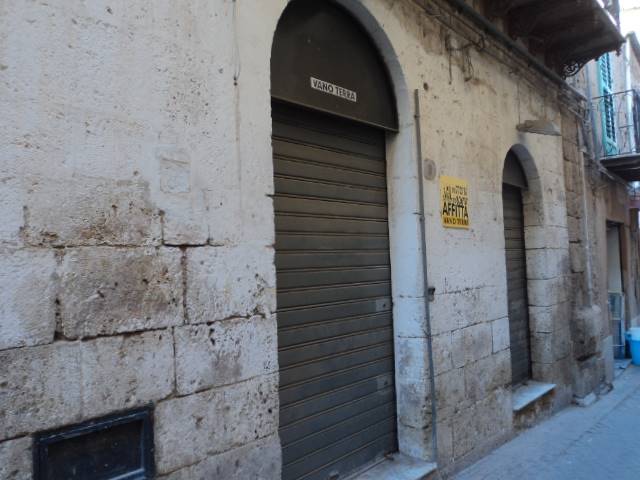 CENTRO, LICATA, Warehouse for rent of 55 Sq. mt., Energetic class: G, Epi: 58,43 kwh/m3 year, placed at Ground, composed by: 1 Room, 1 Bathroom, 