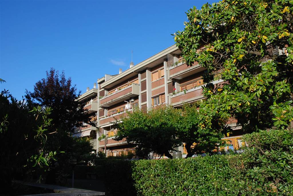 Quadrilocale in Via Angiolo Cabrini in zona Nuovo Salario, Prati Fiscali, Colle Salario a Roma