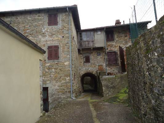 Rustico casale abitabile in zona Montefiore a Casola in Lunigiana
