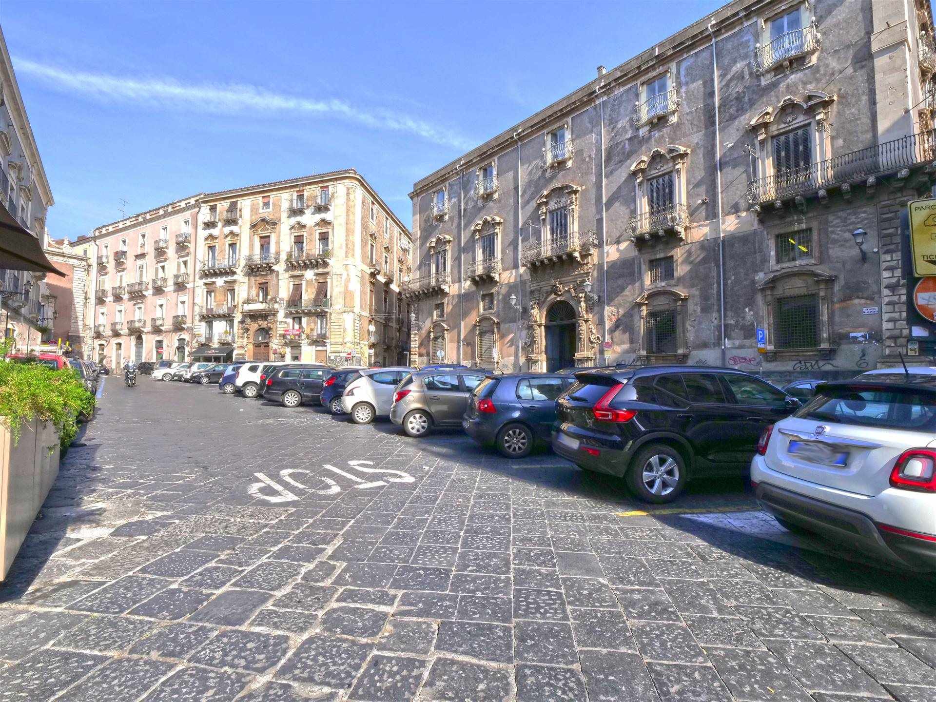 PIAZZA TEATRO MASSIMO, CATANIA, Apartment for rent of 135 Sq. mt., Good condition, placed at 3° on 4, composed by: 6 Rooms, , 4 Bedrooms, 2 Bathrooms,