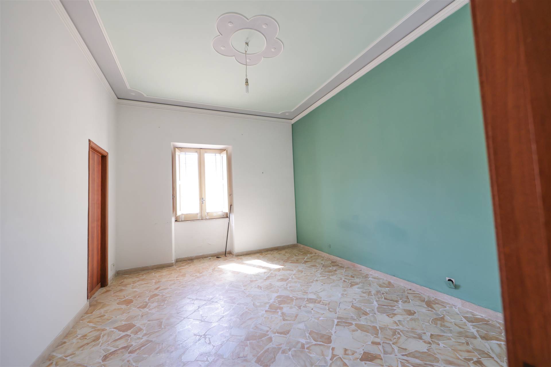 VIAGRANDE, Apartment for sale of 154 Sq. mt., Be restored, Heating Non-existent, Energetic class: G, Epi: 1 kwh/m2 year, placed at Ground, composed by: 5 Rooms, Separate kitchen, , 3 Bedrooms, 2 