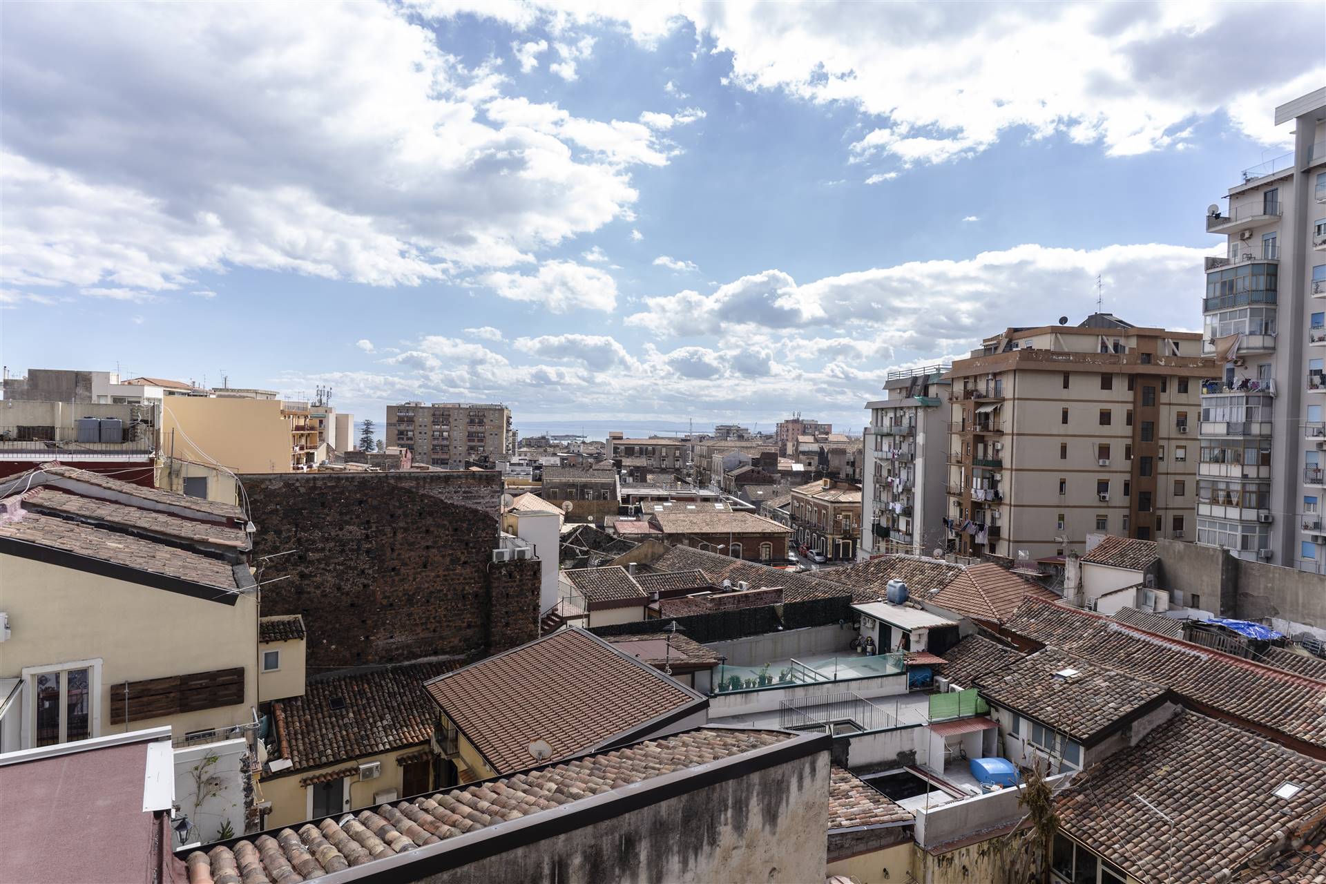 via conte di torino Catania Appartamento al piano 5° di 117 mq oltre balconi (dato in visura) Ingresso su disimpegno vano attiguo alla cucina bagno 