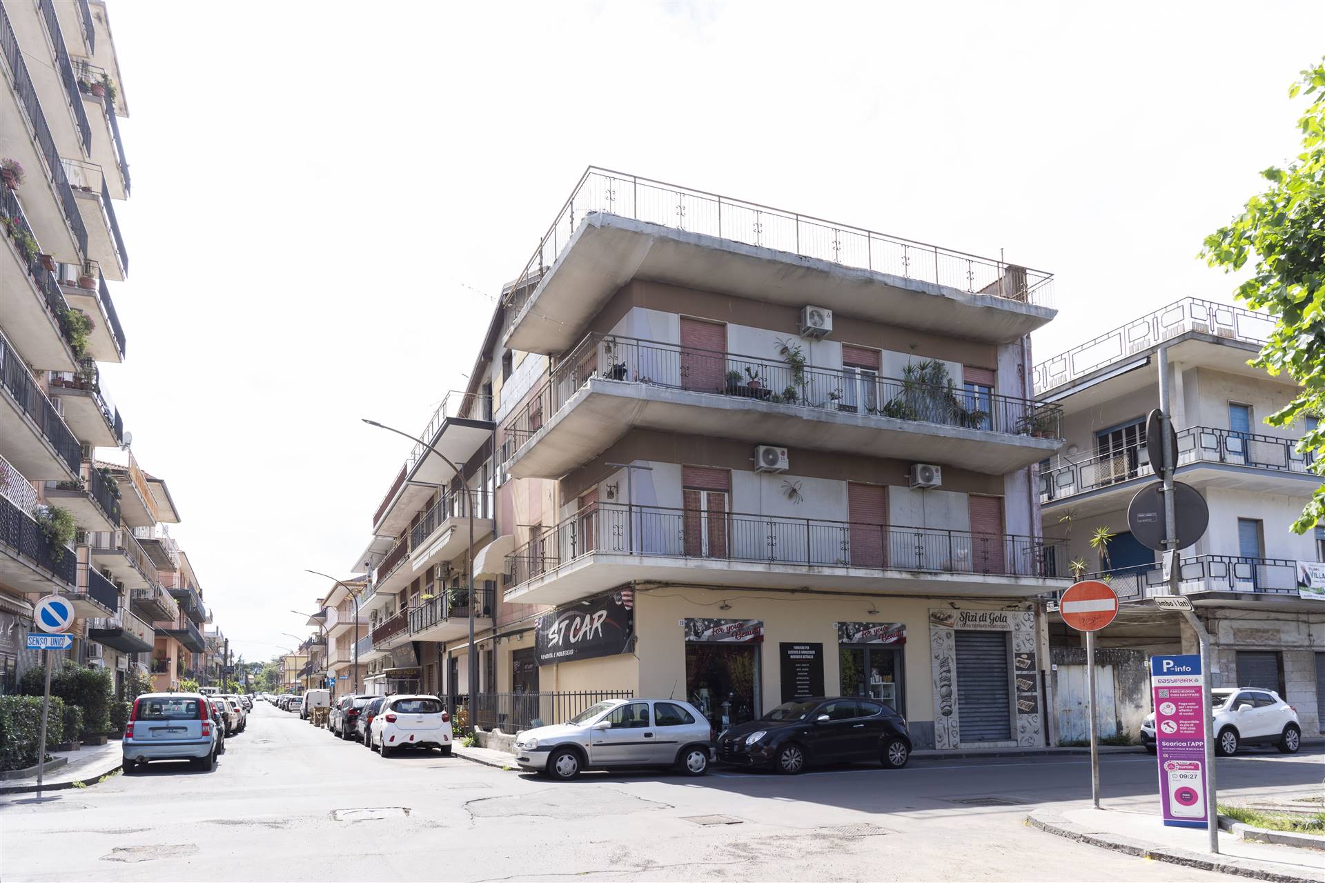 VALVERDE, Apartment for sale of 110 Sq. mt., Be restored, Heating Non-existent, Energetic class: G, placed at 1°, composed by: 4 Rooms, Separate 