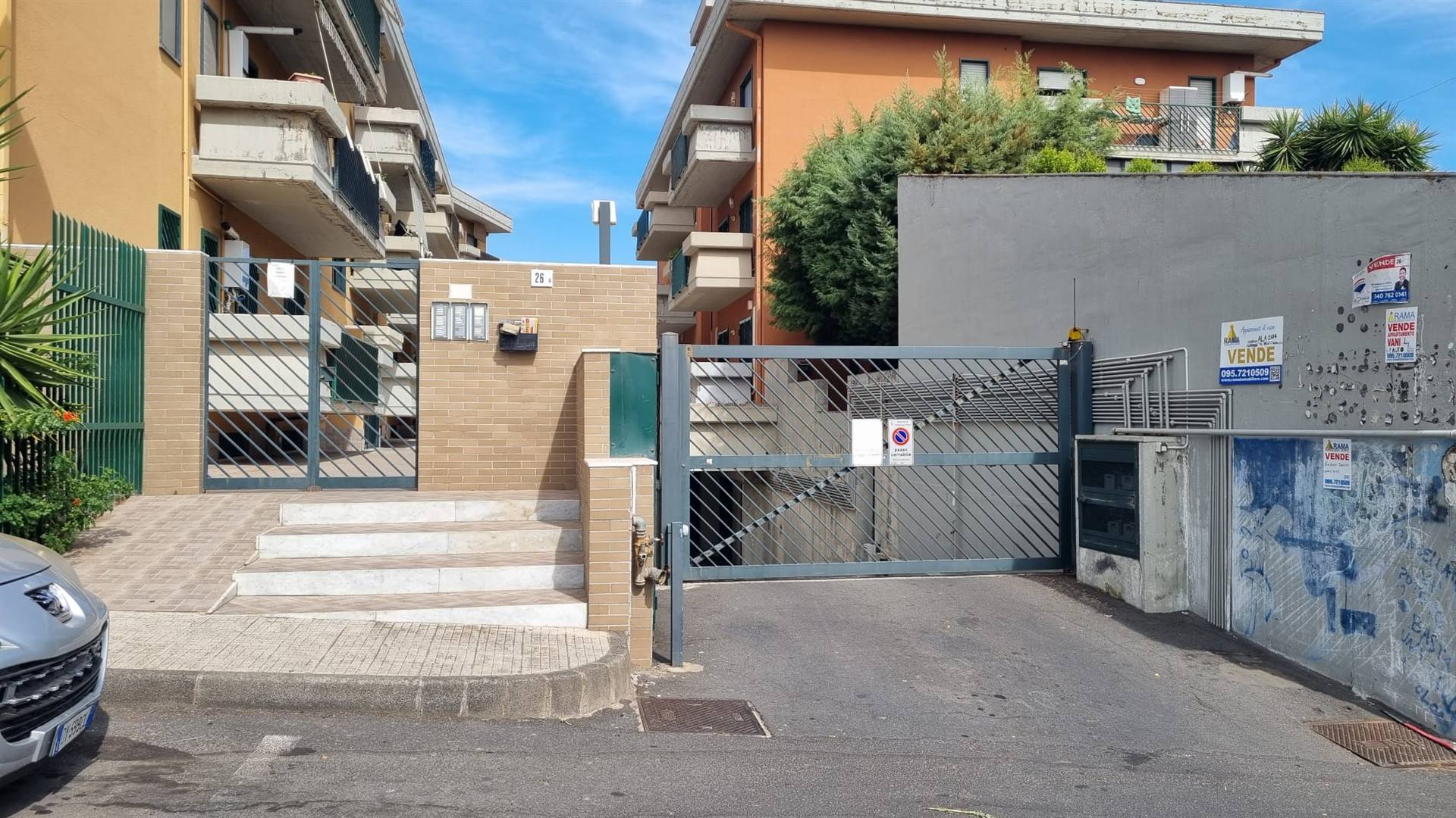 Rama Immobiliare propone in vendita nel Comune di Tremestieri un doppio garage di circa 37 mq in via Vittorio Emanulele Orlando. Il condominio ove è 