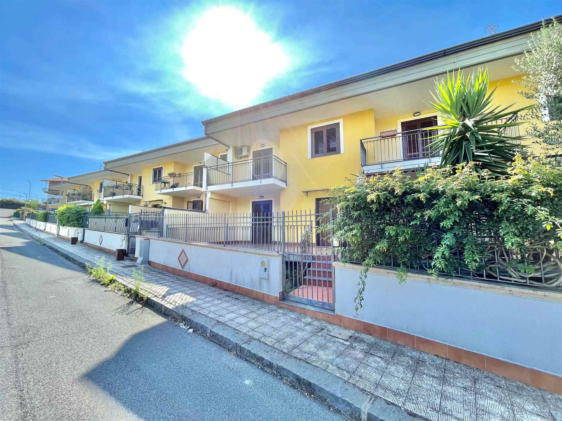 BELPASSO, Terraced villa for sale of 242 Sq. mt., Almost new, Heating Individual heating system, Energetic class: E, placed at Ground on 4, composed 