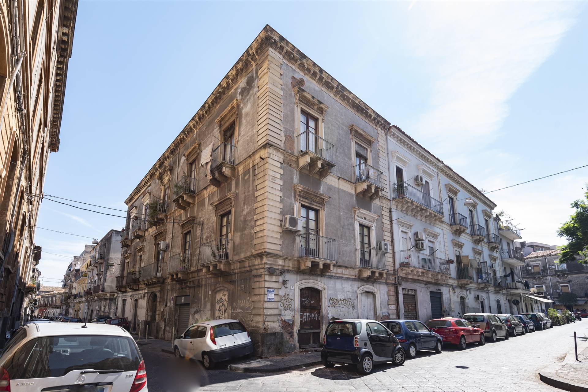 Rif. RD22 Via Naumachia Rama immobiliare propone in vendita un ampio appartamento da ristrutturare di ca 170 mq al centro storico di Catania in un 