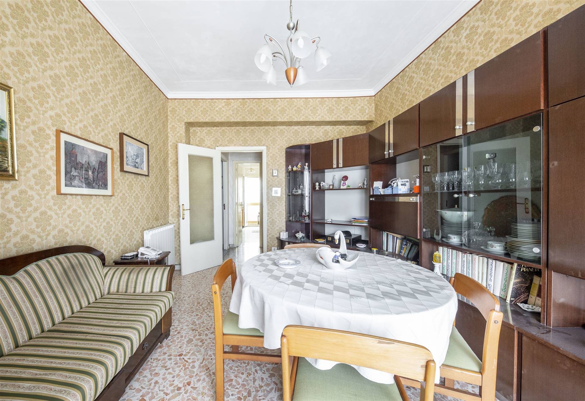 A Catania, in Via Salvatore Citelli, zona fornita e centrale, si propone la vendita di un appartamento di vani 3, luminoso e arioso (non essendo 