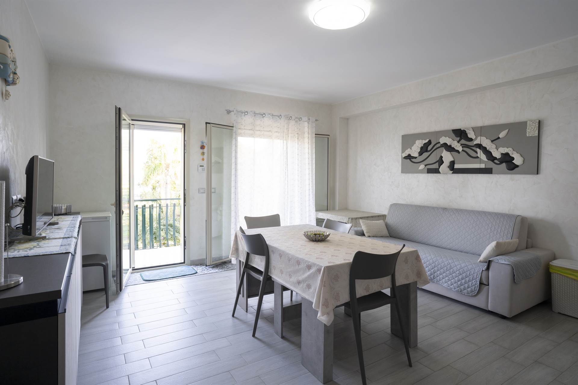 Si propone in vendita nel comune di Mascali, più precisamente in via Spiaggia n° 149, appartamento totalmente ristrutturato (FRONTE MARE) posto al 