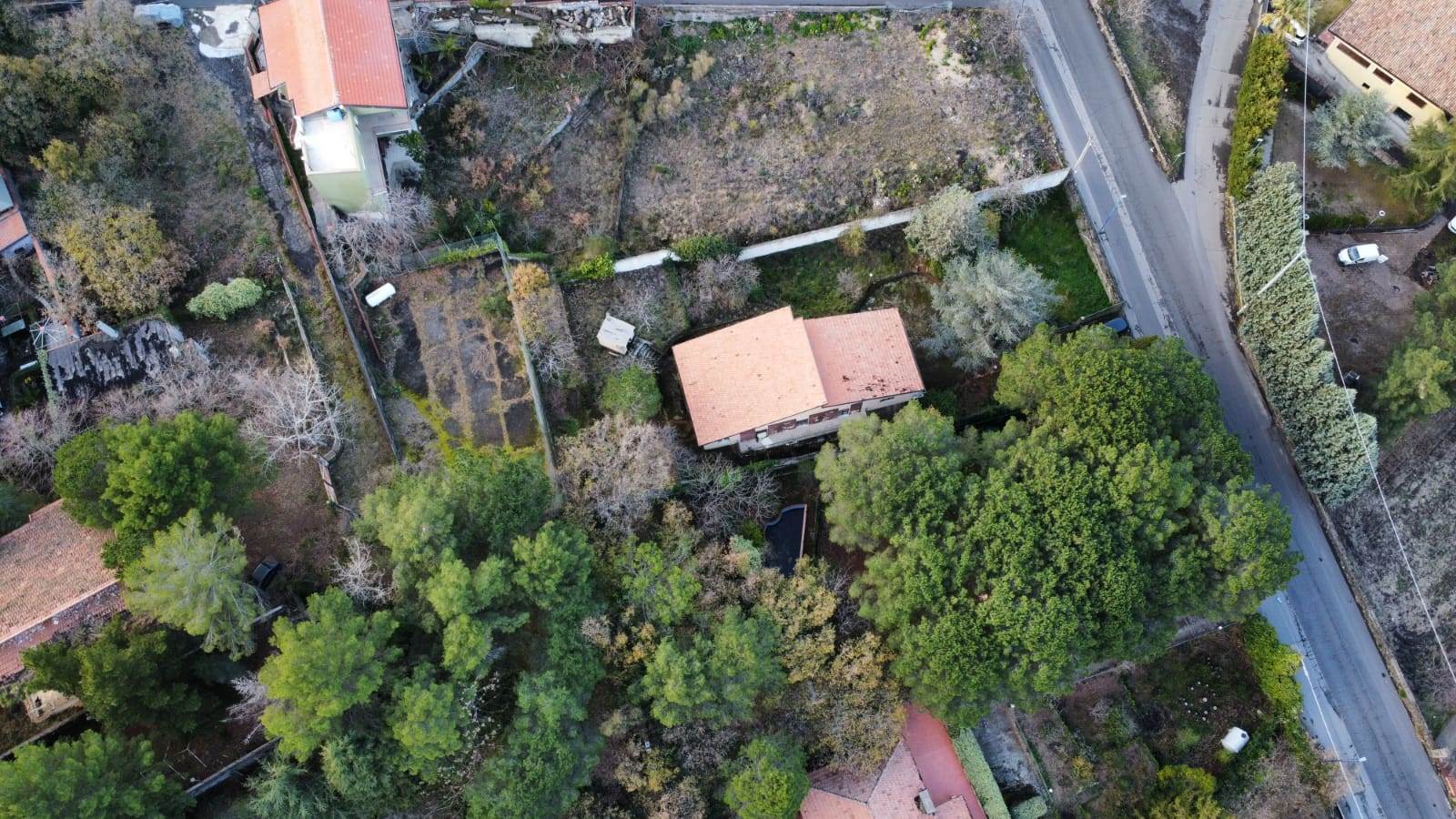 PEDARA, Villa for sale of 166 Sq. mt., Be restored, Heating Non-existent, Energetic class: G, composed by: 8 Rooms, Separate kitchen, , Garden, 