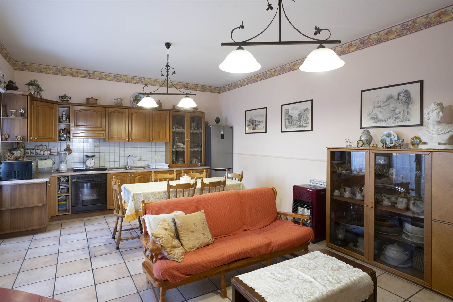 Splendido appartamento in vendita a Camporotondo Etneo, situato in Via Antonio Corsaro al piano 3°. L'immobile si estende su 117 mq ed è composto da 3 vani, 2 bagni, 3 camere da letto, cucina 