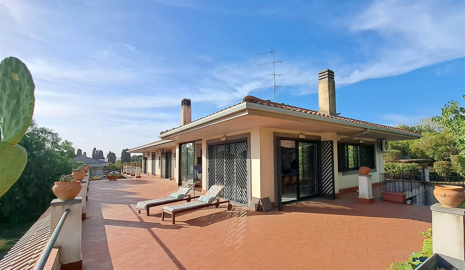 VALVERDE, Villa for sale of 500 Sq. mt., Habitable, Heating Individual heating system, Energetic class: E, placed at Ground, composed by: 13 Rooms, 