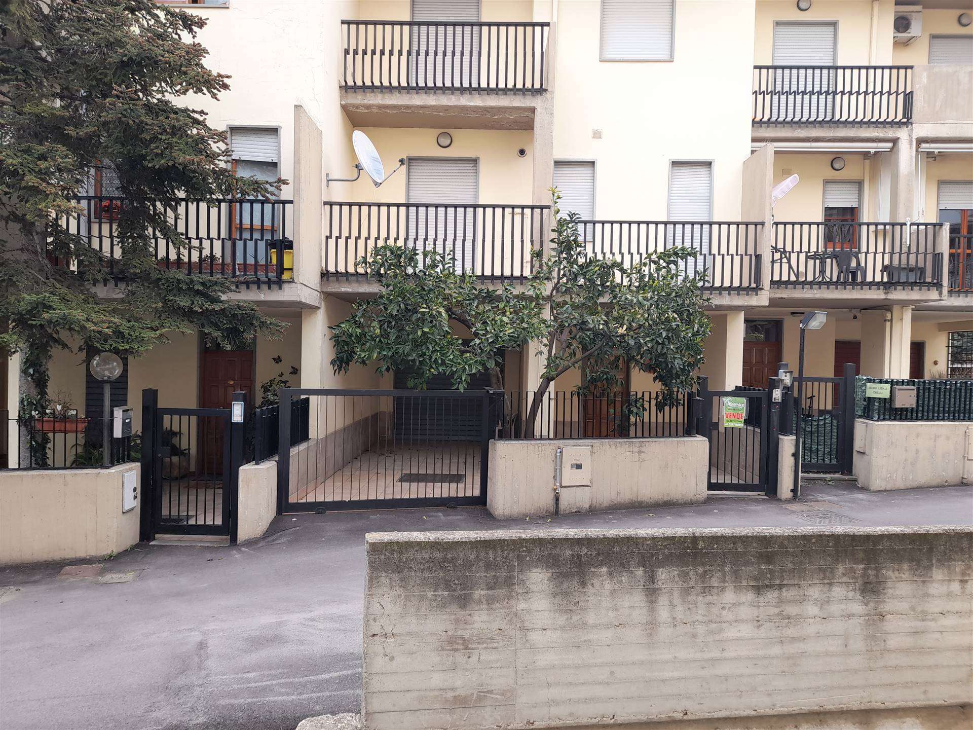 V -350 L'agenzia immobiliare Aliservice propone in vendita a Vasto in Corso Mazzini, una villa su quattro livelli di circa mq 320 con giardino e 