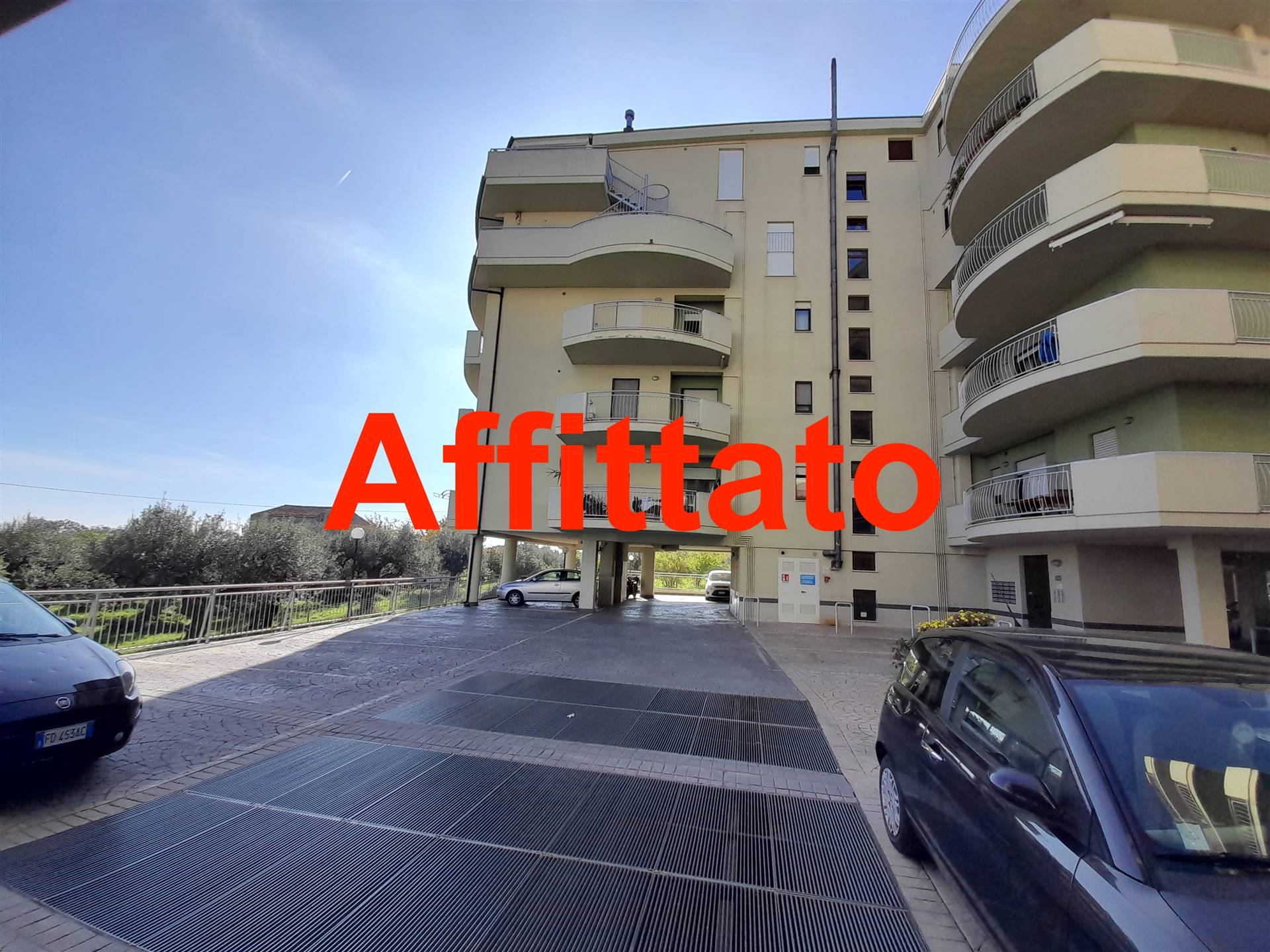 A - 590 L'agenzia immobiliare Aliservice propone in affitto a Vasto in via del Porto un appartamento al secondo piano con ascensore di mq 100, 