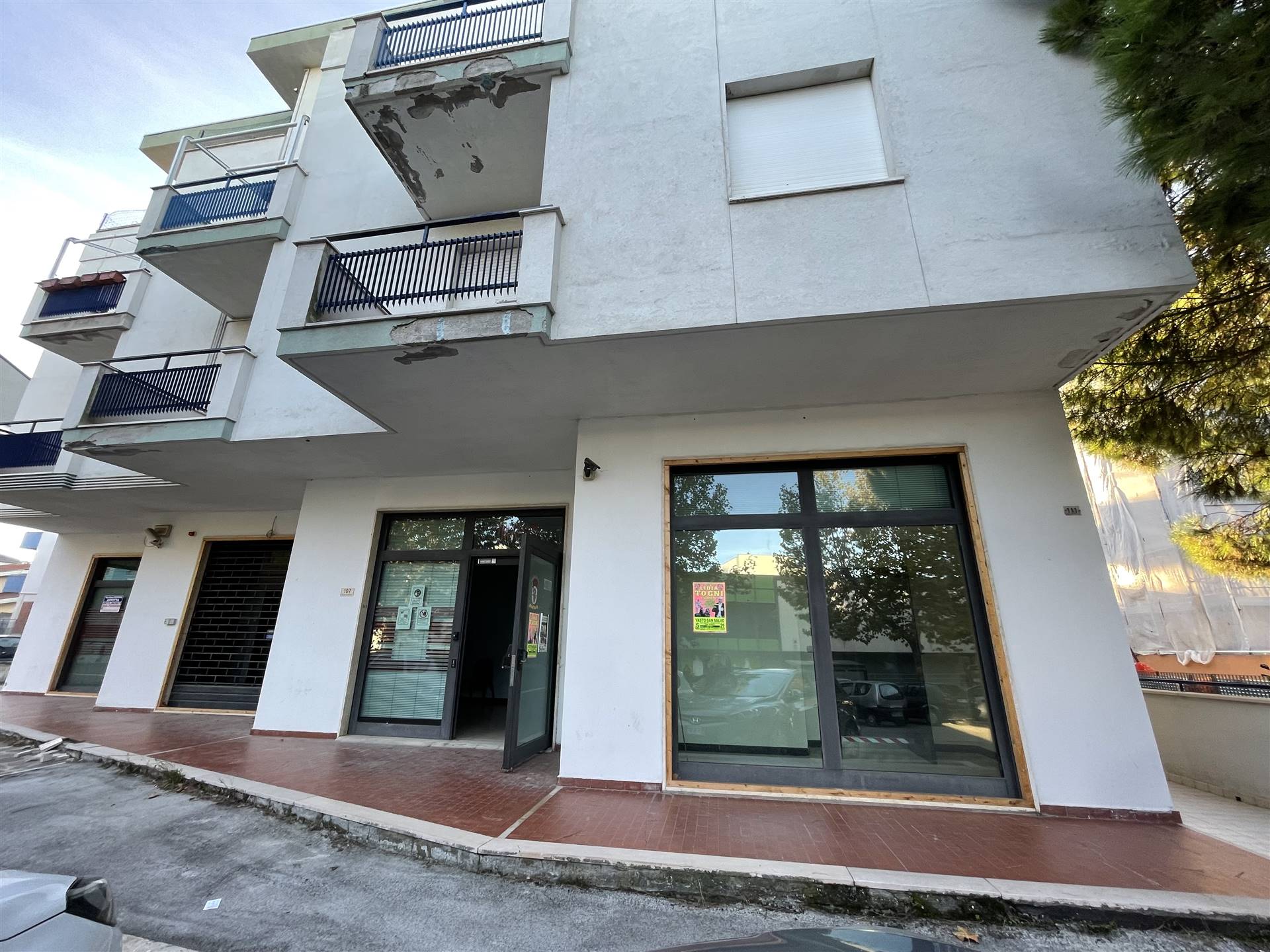 A 320 L'Agenzia Aliservice Immobiliare , propone in affitto in via Dei Conti Ricci , un locale di mq 240 oltre al magazzino in seminterrato di mq 250 