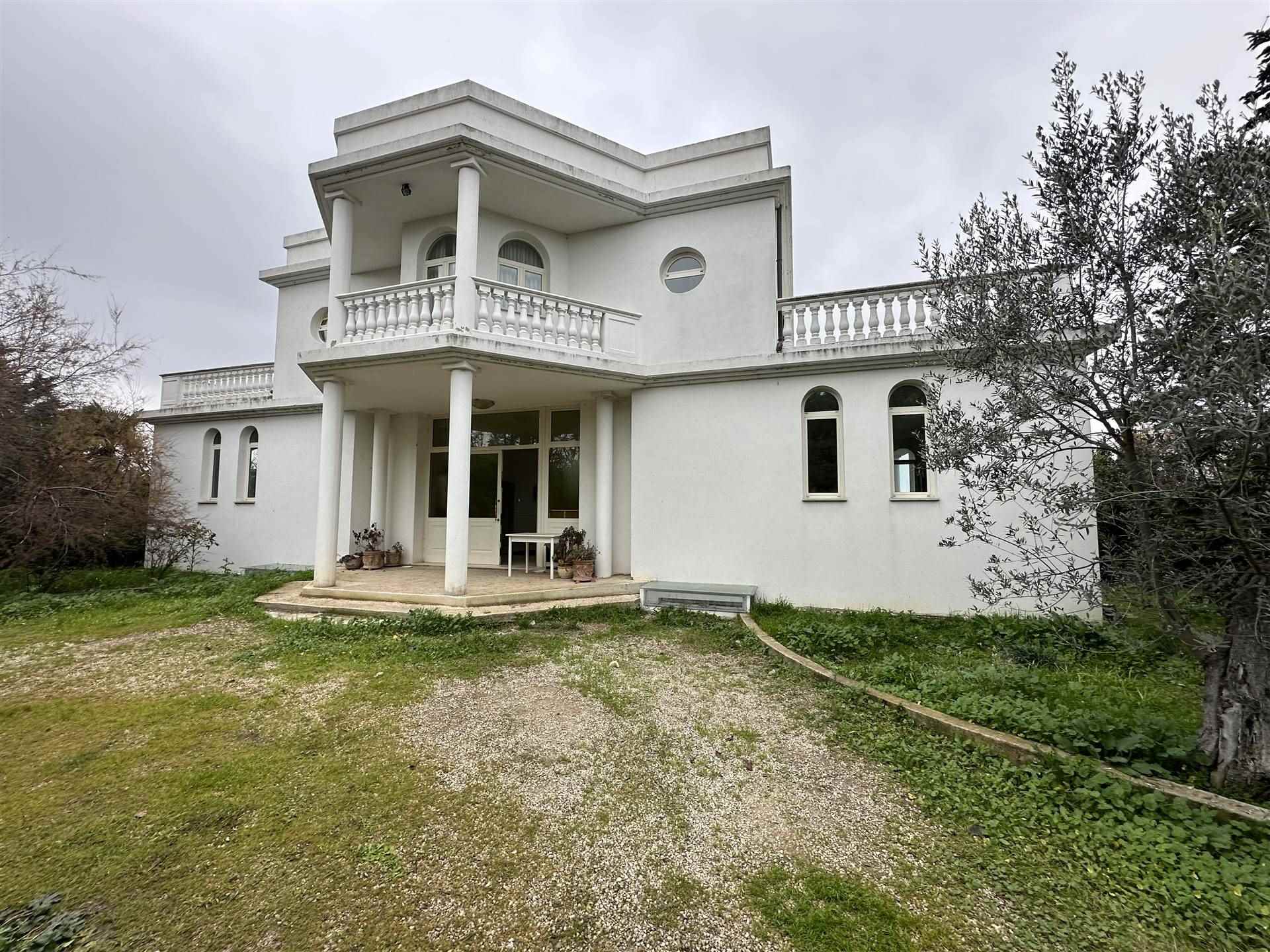 V - 450 L'agenzia immobiliare Aliservice propone in vendita a Vasto, in zona sant'Onofrio, una villa su tre livelli di complessivi mq. 600 con 