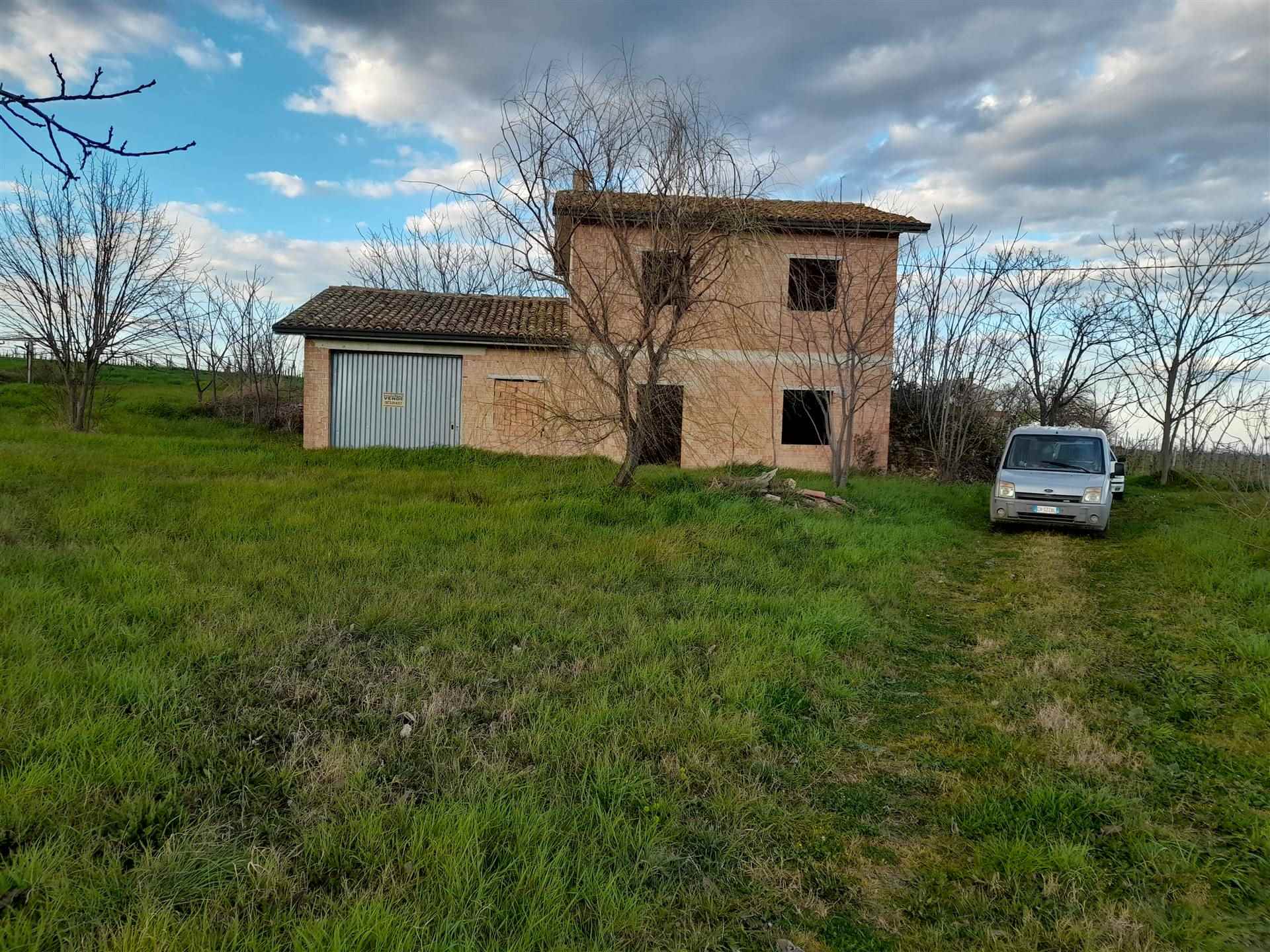 V 870 L'agenzia immobiliare Aliservice propone in vendita a Scerni, in contrada Villa Ragna, un casolare grezzo di mq. 90 circa con garage di mq. 35 