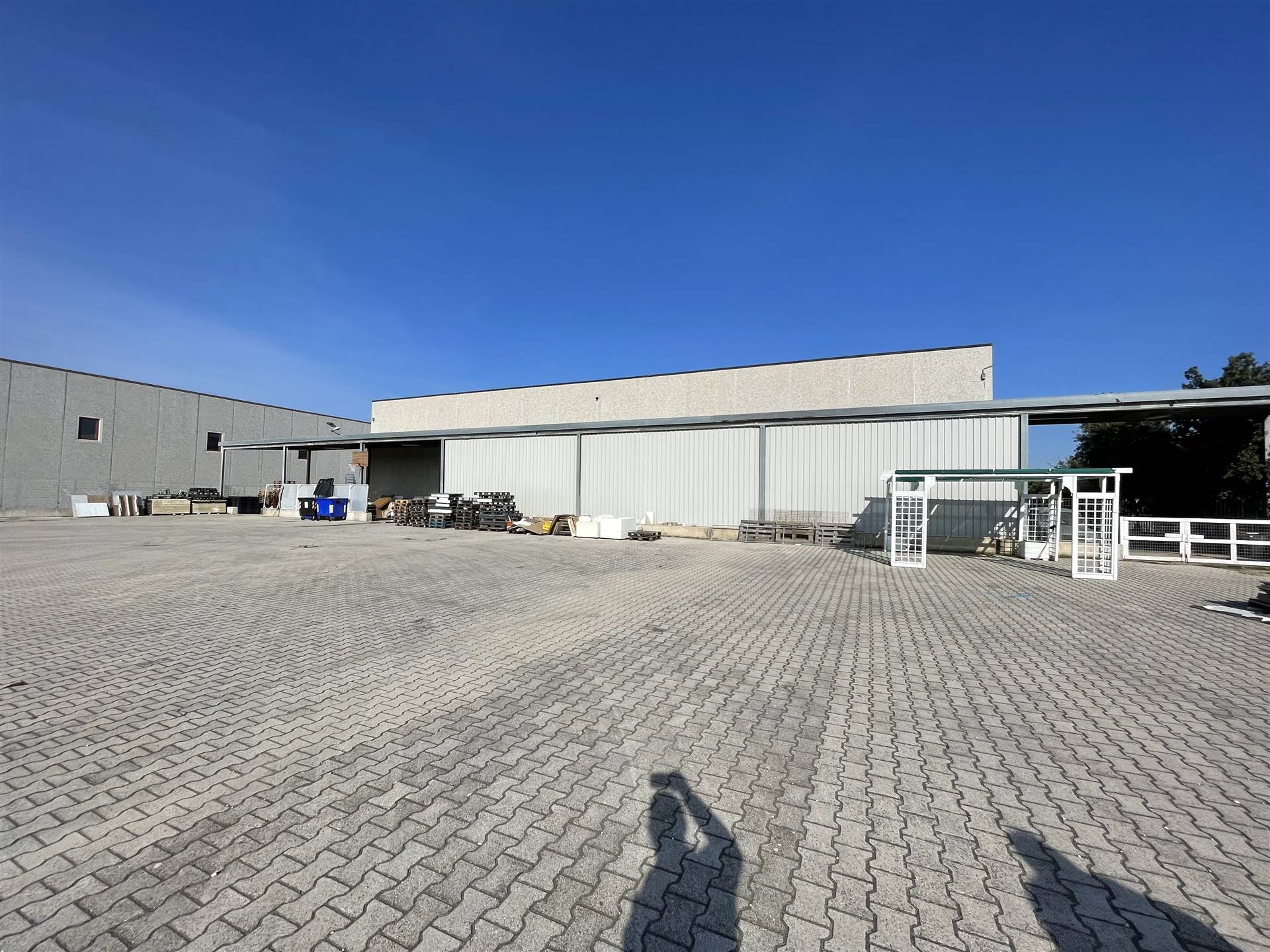 VASTO, Industrial warehouse for rent of 2000 Sq. mt., Excellent Condition, Heating Individual heating system, Energetic class: G, Epi: 0 kwh/m3 year, 