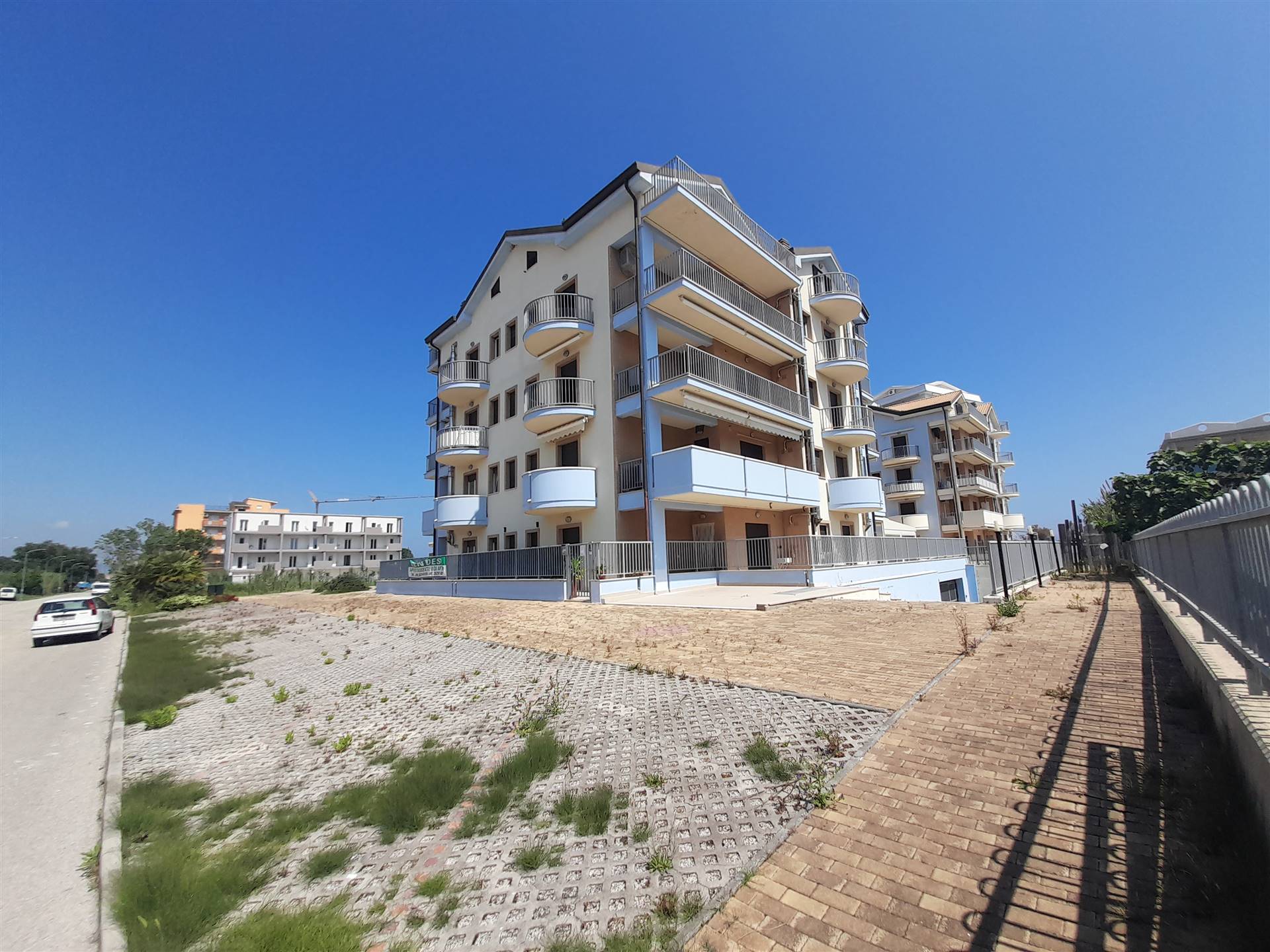 V - 210 L'agenzia immobiliare Aliservice propone in vendita a San Salvo marina, all'interno di un bellissimo residence di nuova costruzione, n° 02 